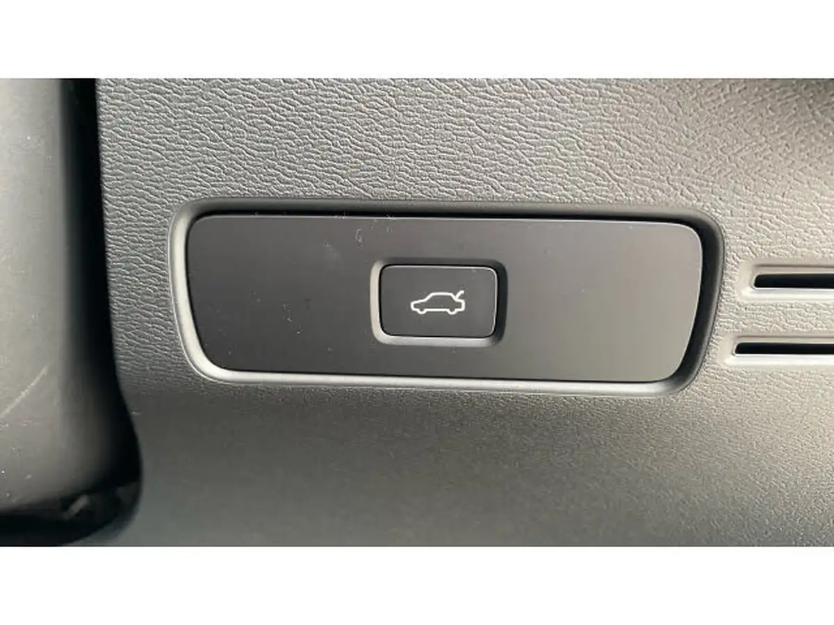 2024-volvo-xc40-20-b4-ultra-bright-big-36