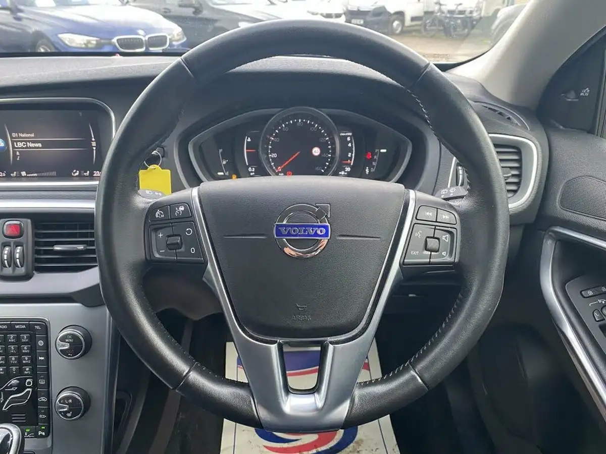 2017-volvo-v40-15-t3-inscription-big-43