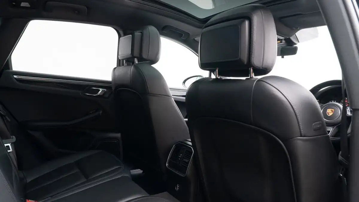 2021-porsche-macan-30-s-big-13