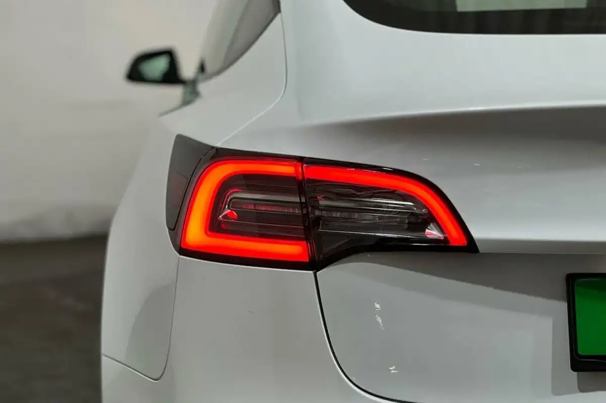 2021-tesla-model-3-e-long-range-awd-big-18