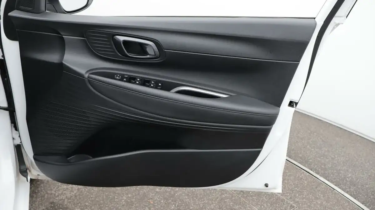 2024-hyundai-i20-10-t-gdi-premium-two-tone-roof-big-15