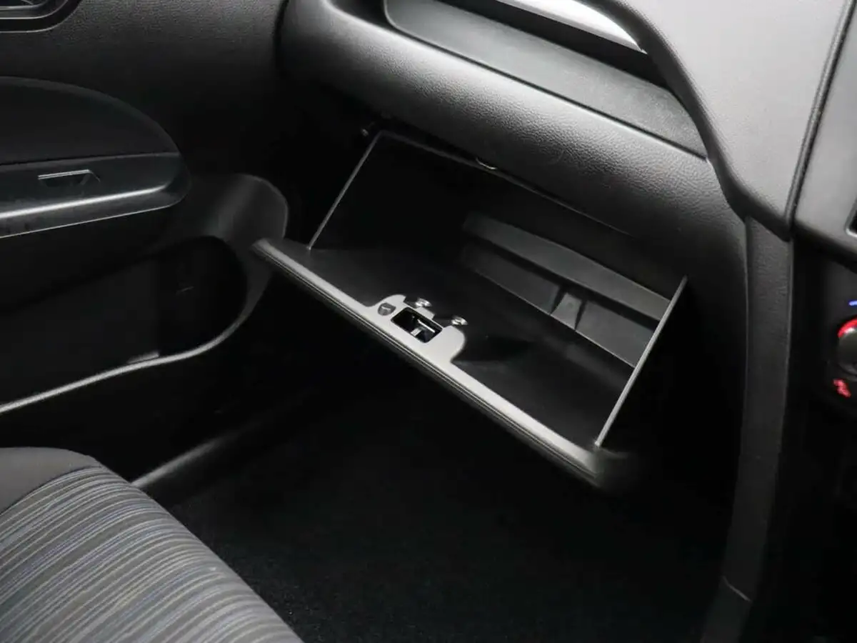 2017-suzuki-swift-12-sz4-94ps-nav-5d-at-big-34