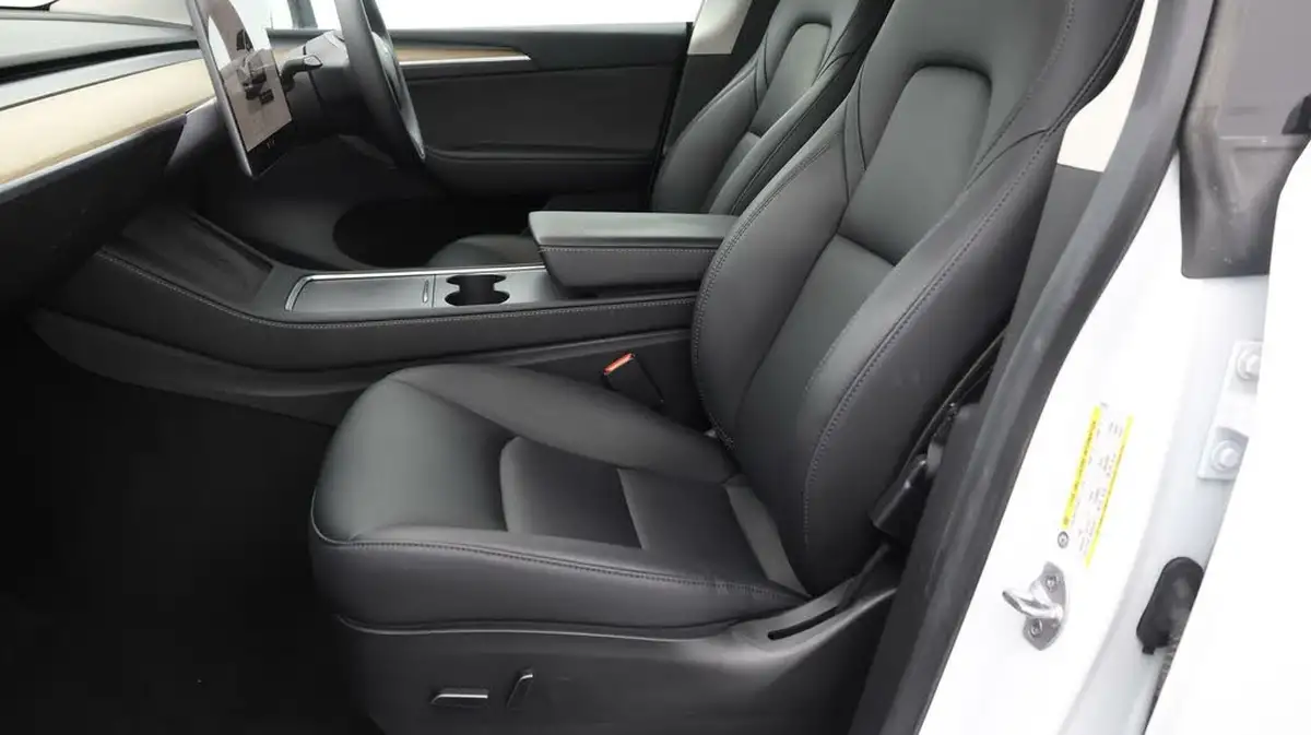 2022-tesla-model-y-e-long-range-big-13
