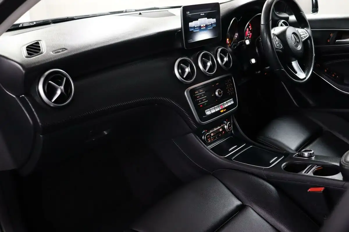 2017-mercedes-benz-a-class-21d-a200d-sport-ss-7g-dct-big-33