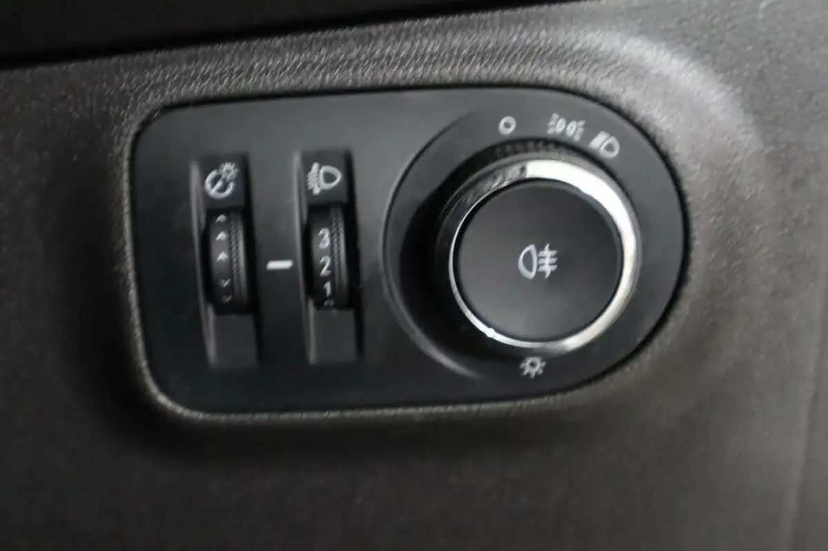 2013-vauxhall-adam-14-jam-87ps-big-27
