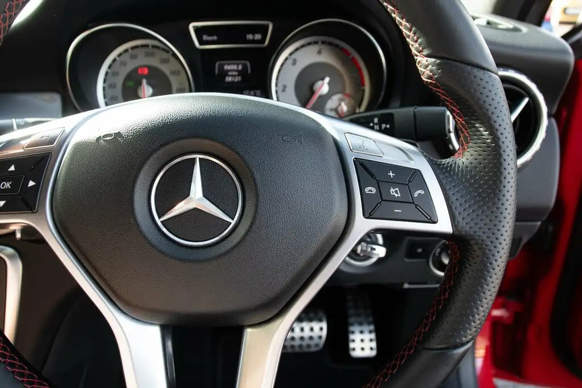 2015-mercedes-benz-gla-class-21cdi-amg-line-premium-package-136bhp-200-7g-dct-big-21