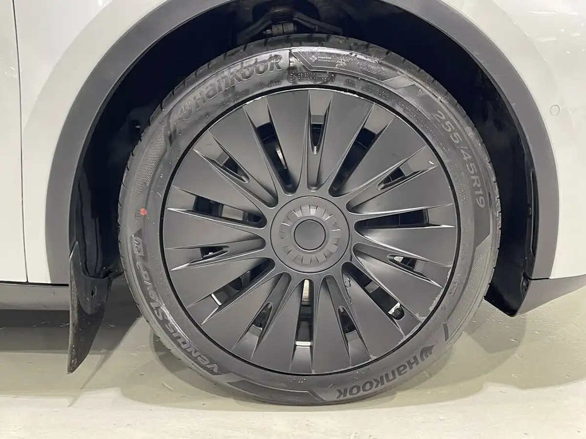 2022-tesla-model-y-e-long-range-big-16