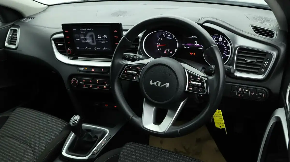 2023-kia-ceed-15-t-gdi-2-158bhp-non-adap-hatchback-big-8