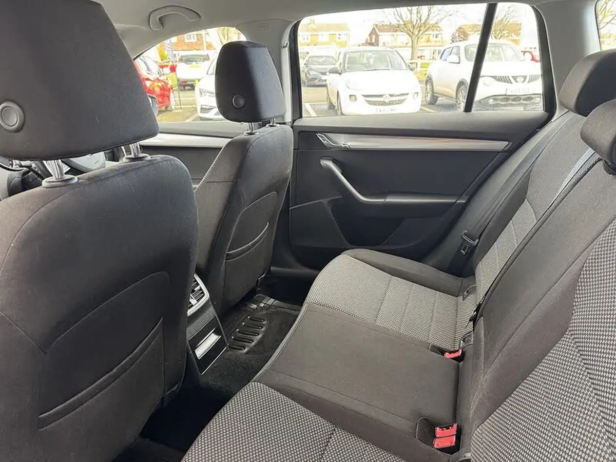 2014-skoda-octavia-20tdi-se-estate-dsg-big-4