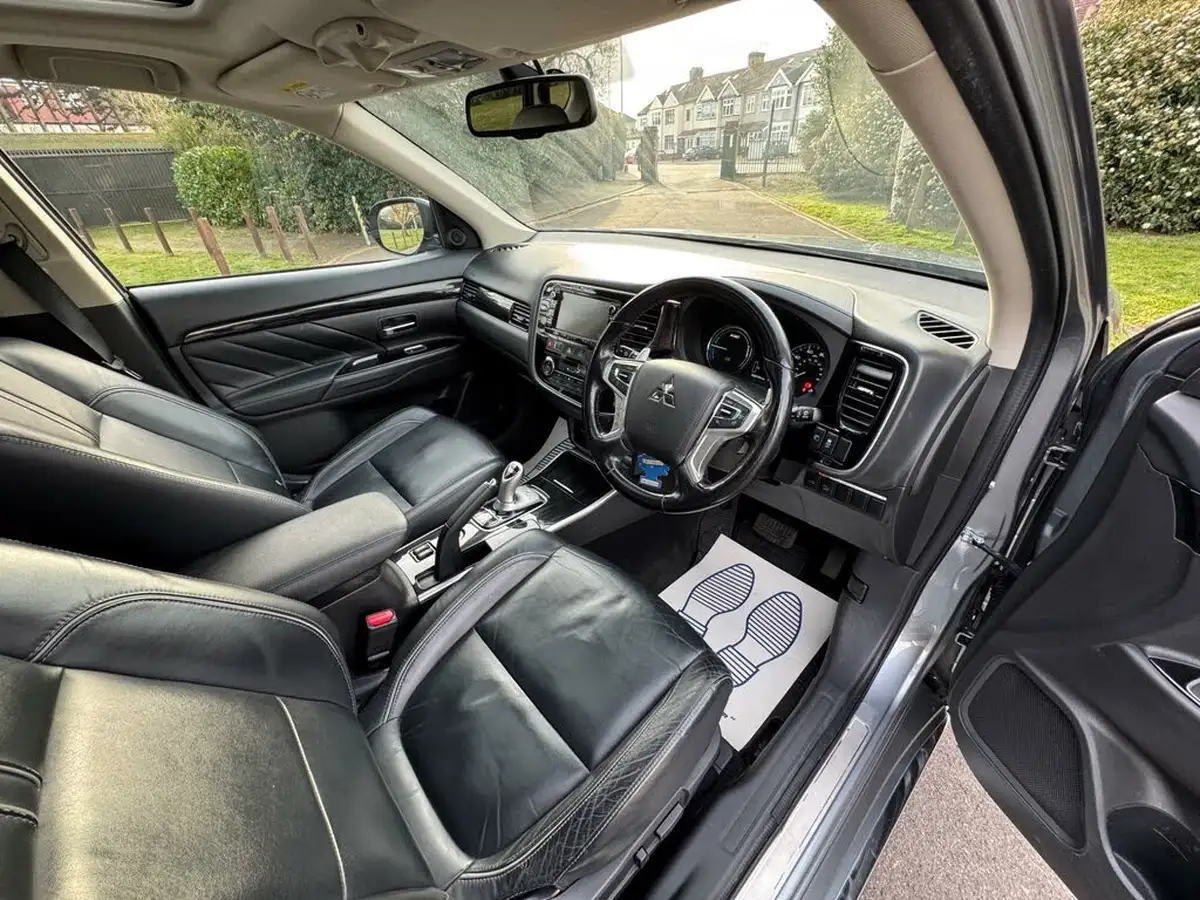 2016-mitsubishi-outlander-20-gx4h-phev-big-15