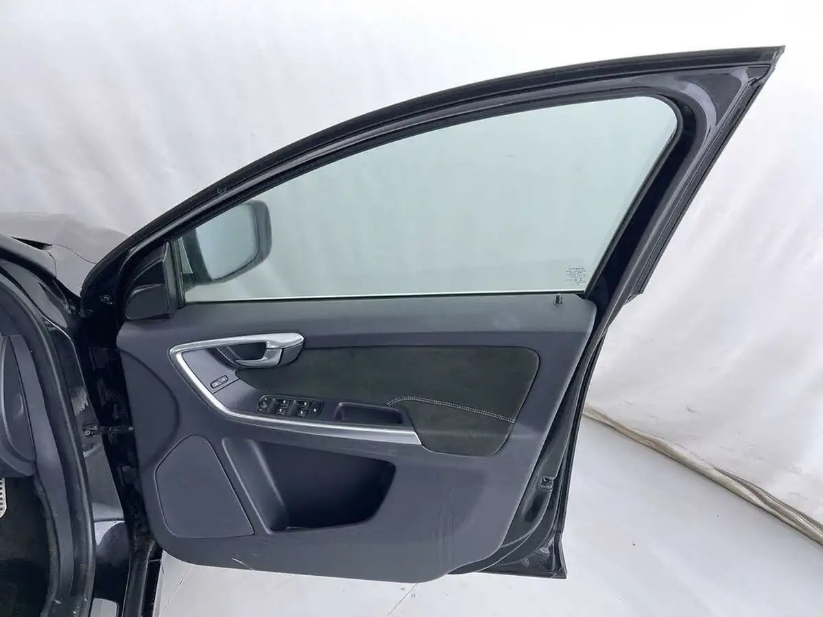 2016-volvo-xc60-24td-d4-r-design-nav-big-26
