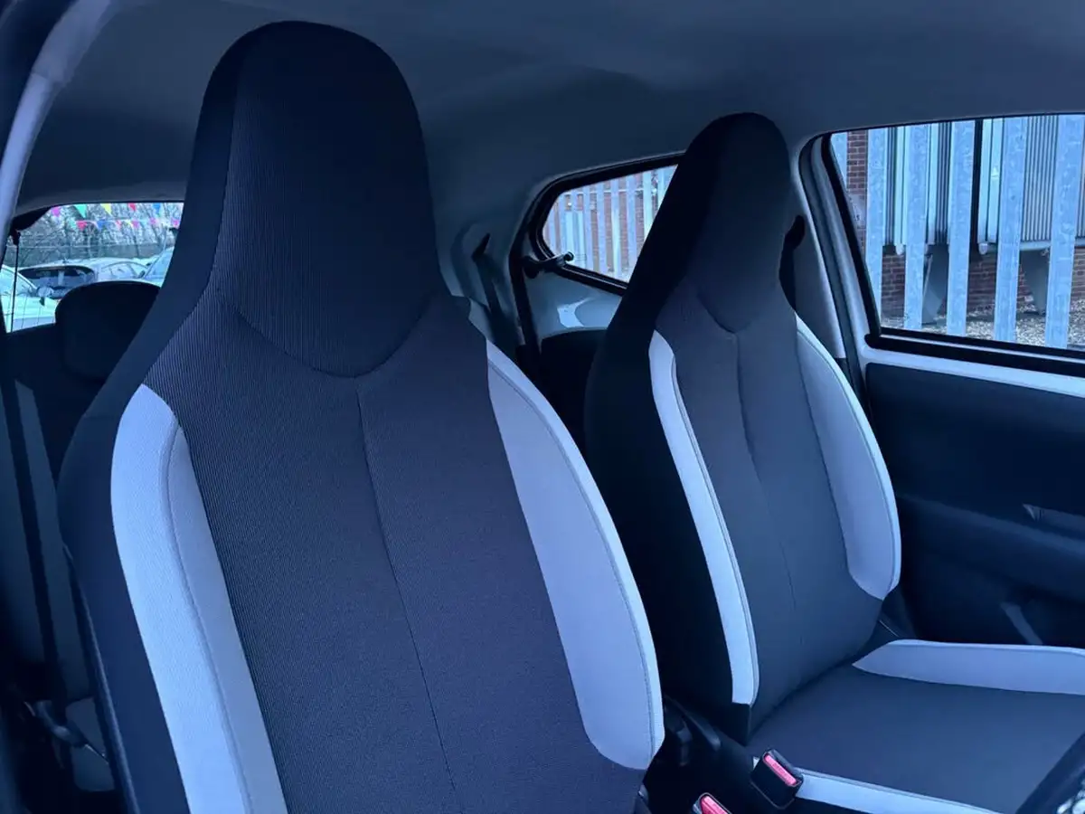2018-toyota-aygo-10-vvt-i-x-play-71bhp-5d-x-shift-big-36