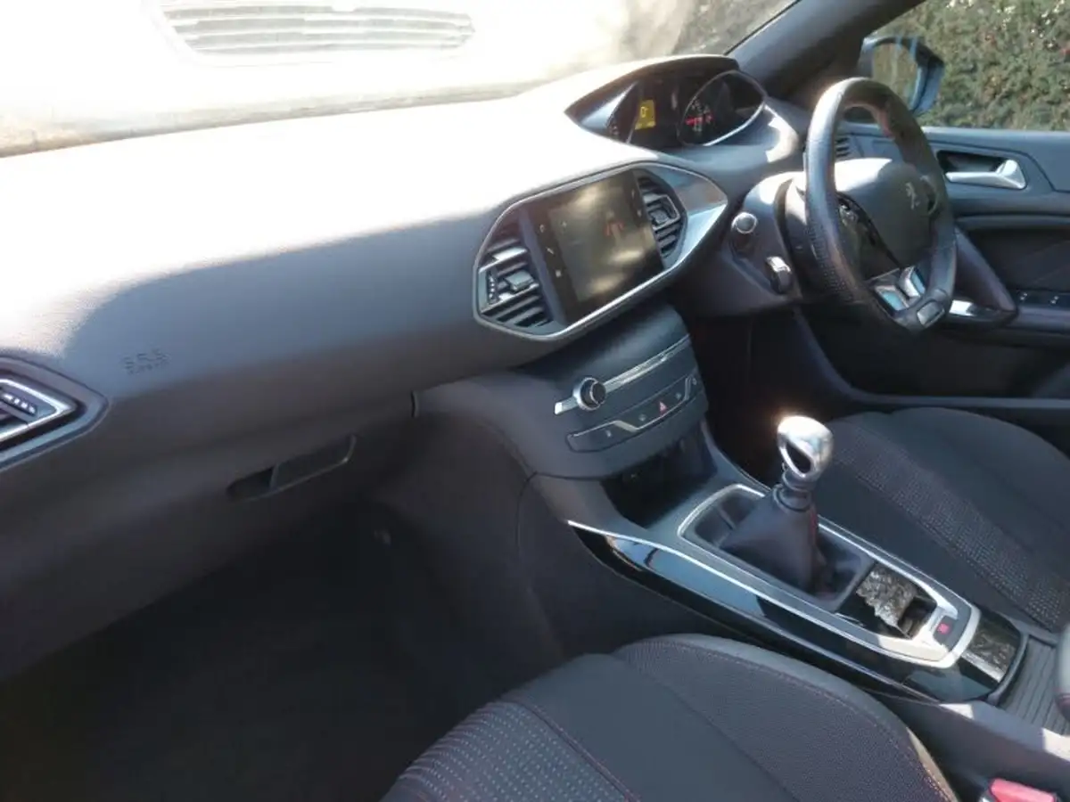 2018-peugeot-308-12-puretech-gt-line-big-4