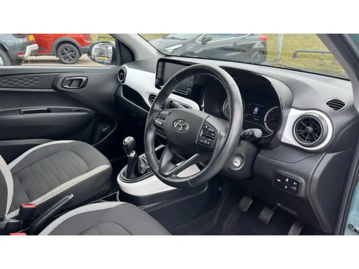 2022-hyundai-i10-10-premium-big-10