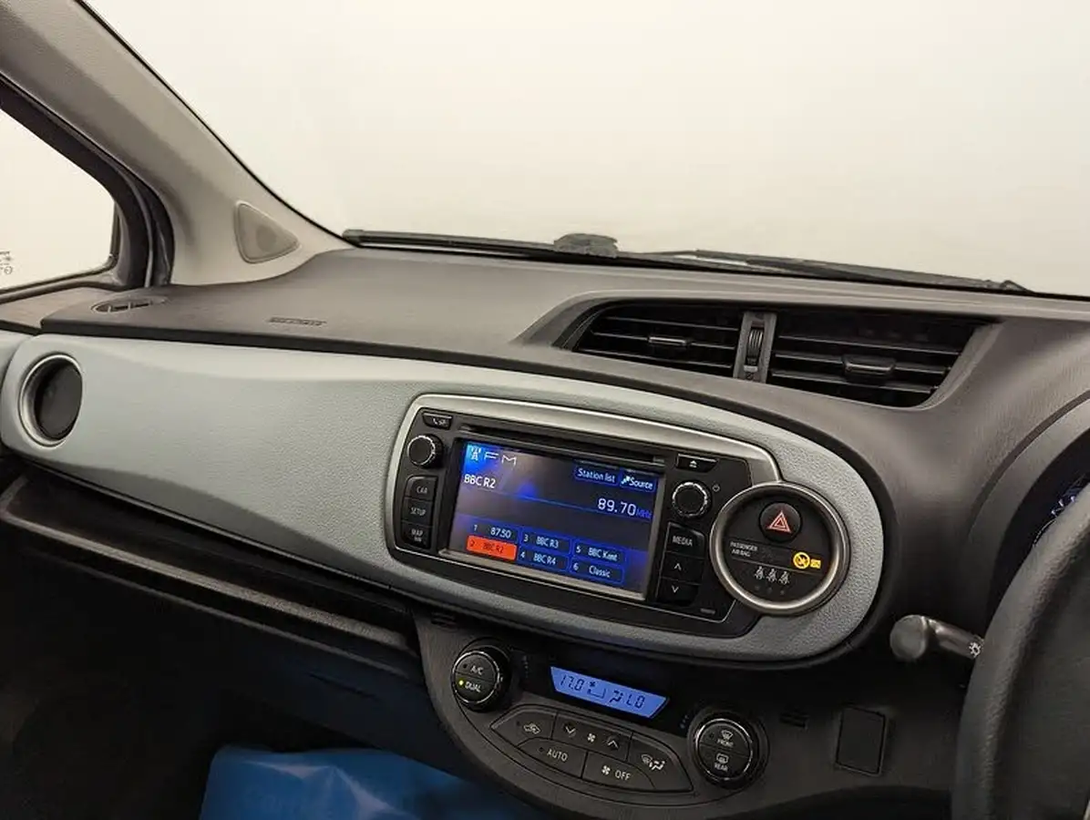 2013-toyota-yaris-15-vvt-i-t4-big-36