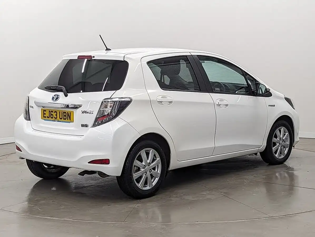 2013-toyota-yaris-15-vvt-i-t4-big-12