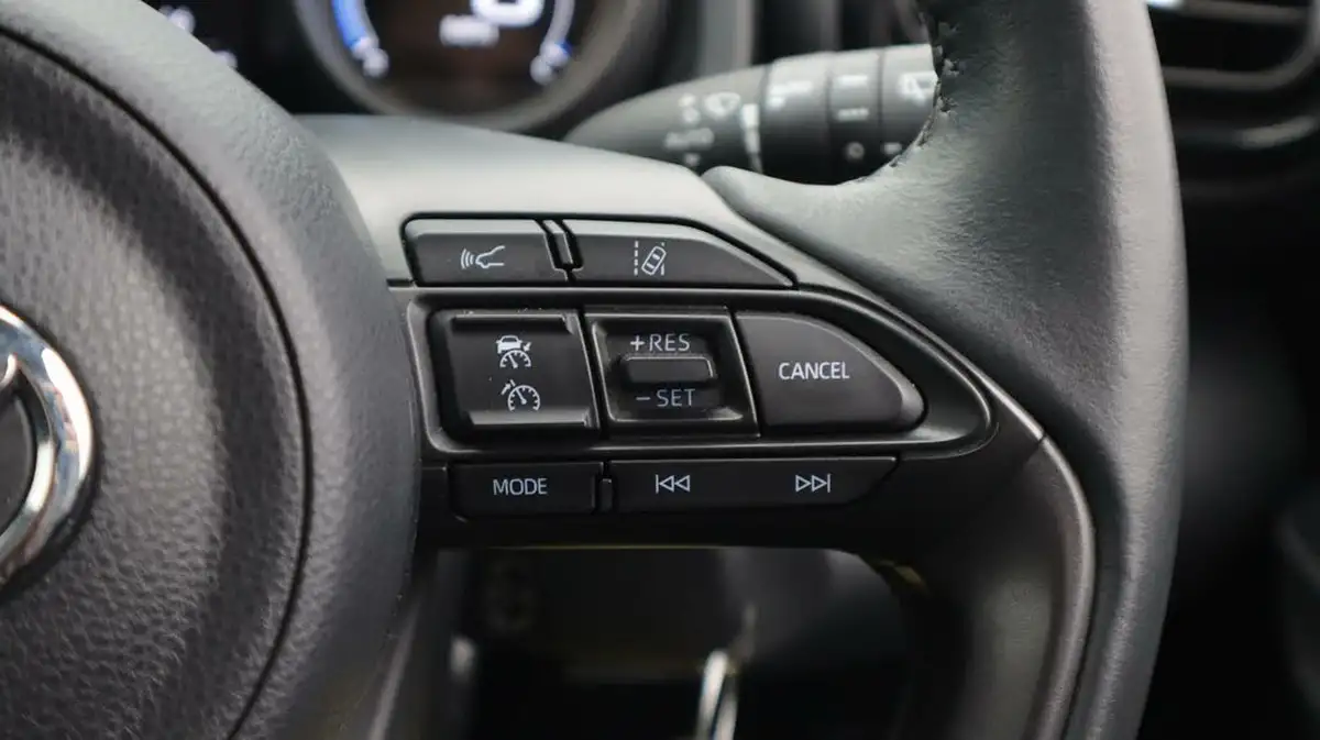 2021-toyota-yaris-15-vvt-i-design-big-25