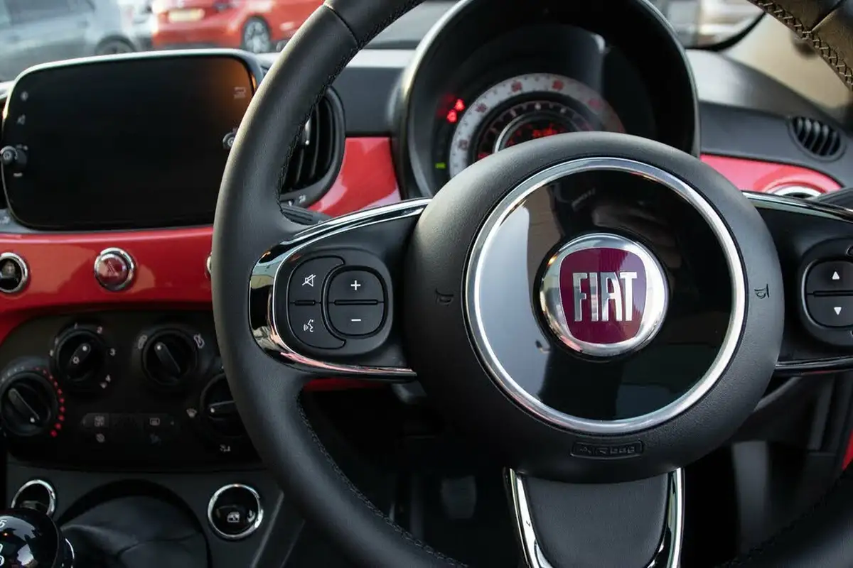 2020-fiat-500-10-lounge-big-20