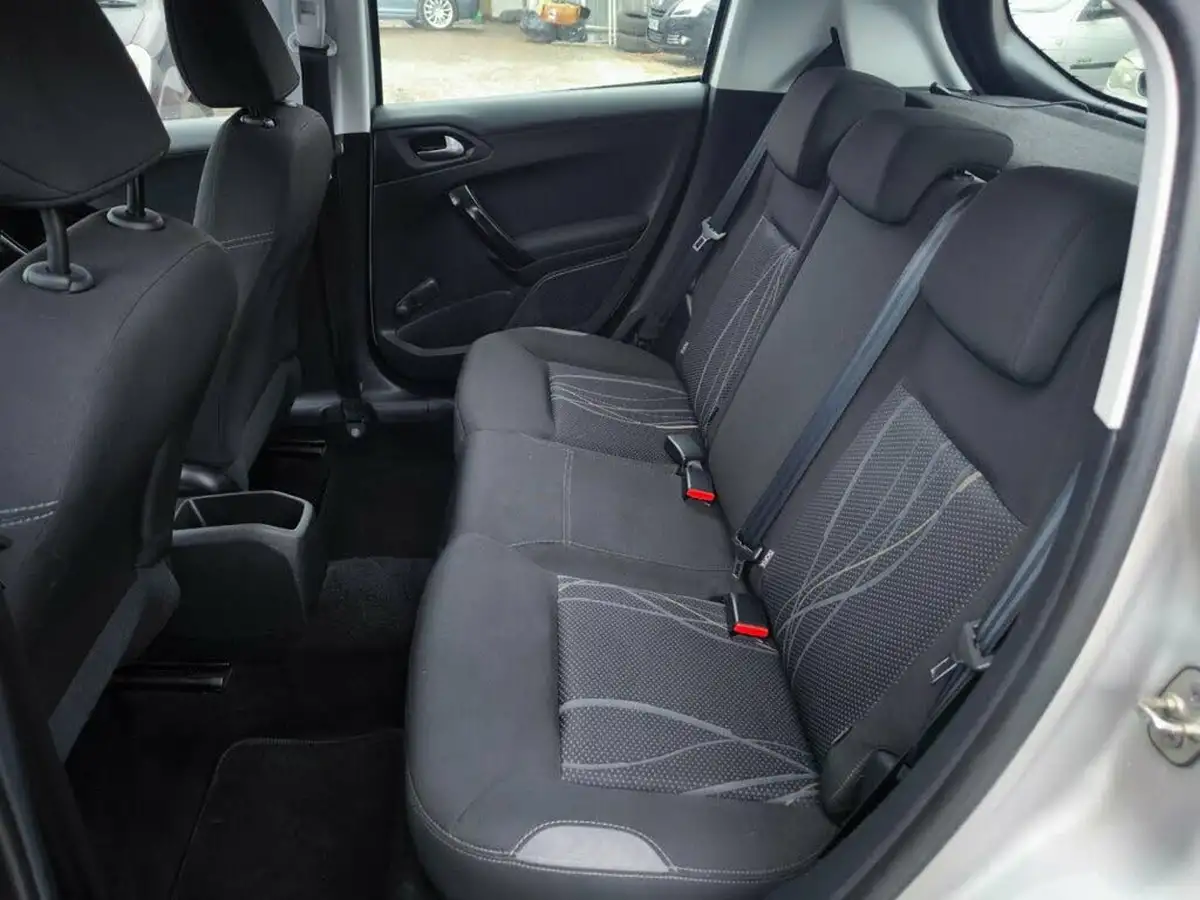2014-peugeot-208-12-active-vti-5d-big-14