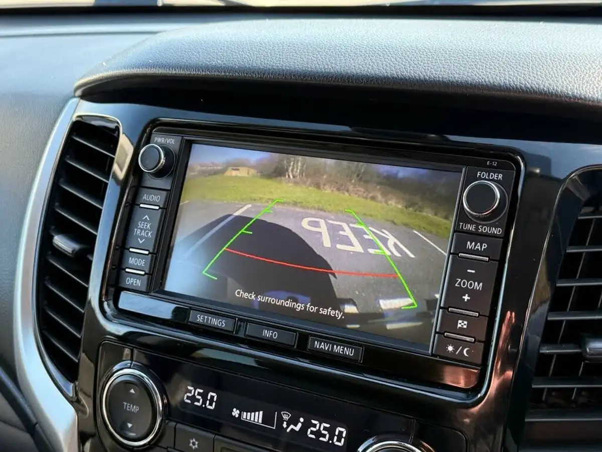 2016-mitsubishi-l200-24di-d-barbarian-auto-big-30