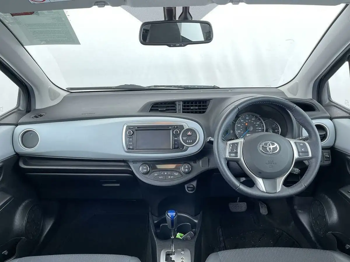 2014-toyota-yaris-15-vvt-i-trend-leather-hybrid-big-7