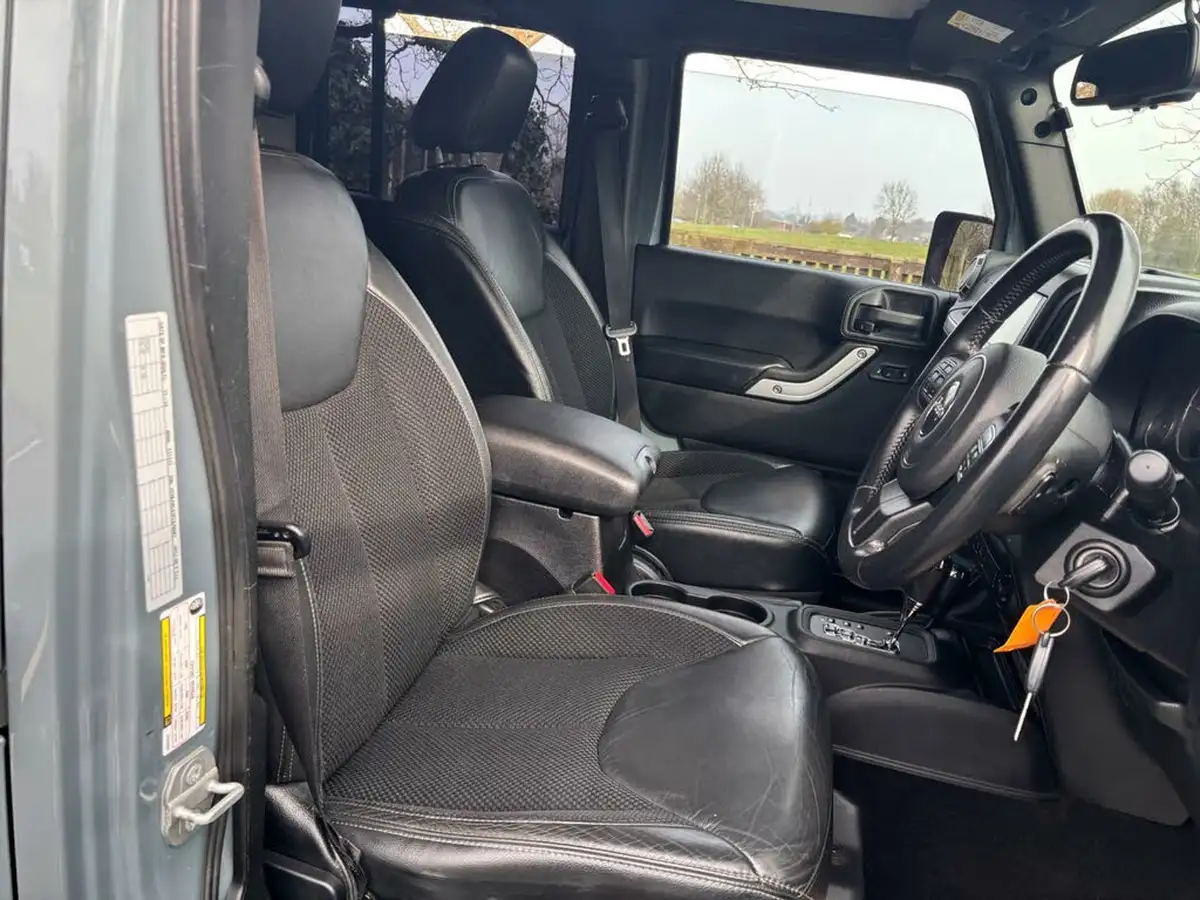 2015-jeep-wrangler-28crd-sahara-5d-big-10