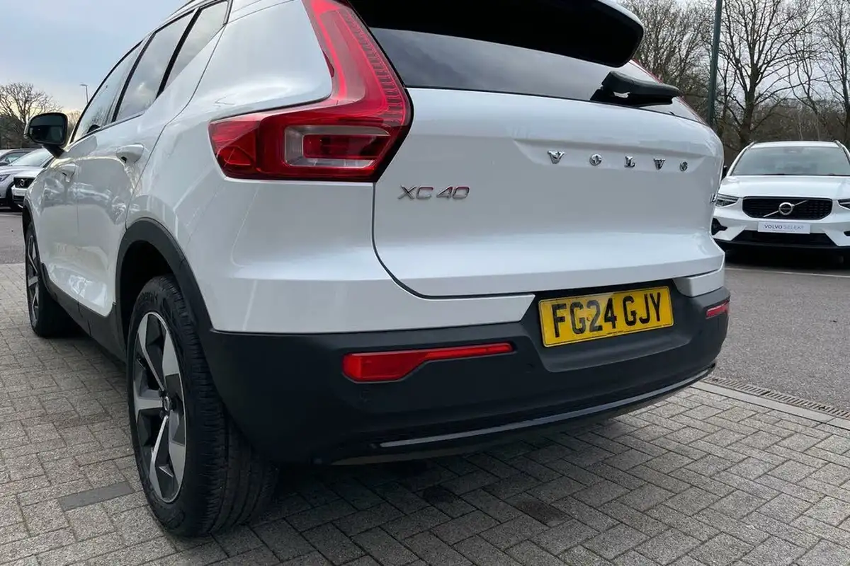 2024-volvo-xc40-20-b4-plus-big-16