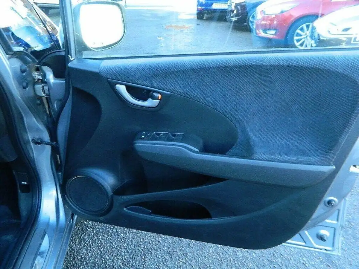 2009-honda-jazz-14-es-t-big-23
