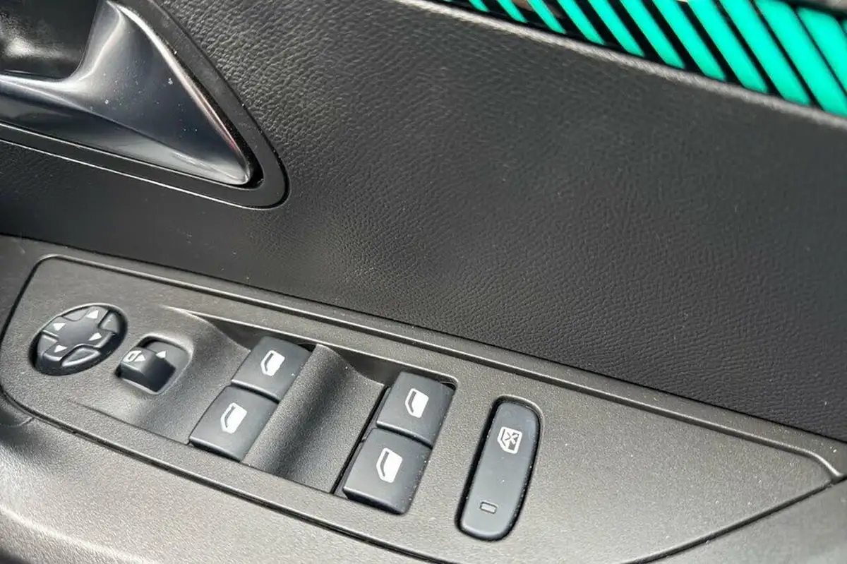 2021-peugeot-2008-suv-12-puretech-allure-premium-130bhp-big-20