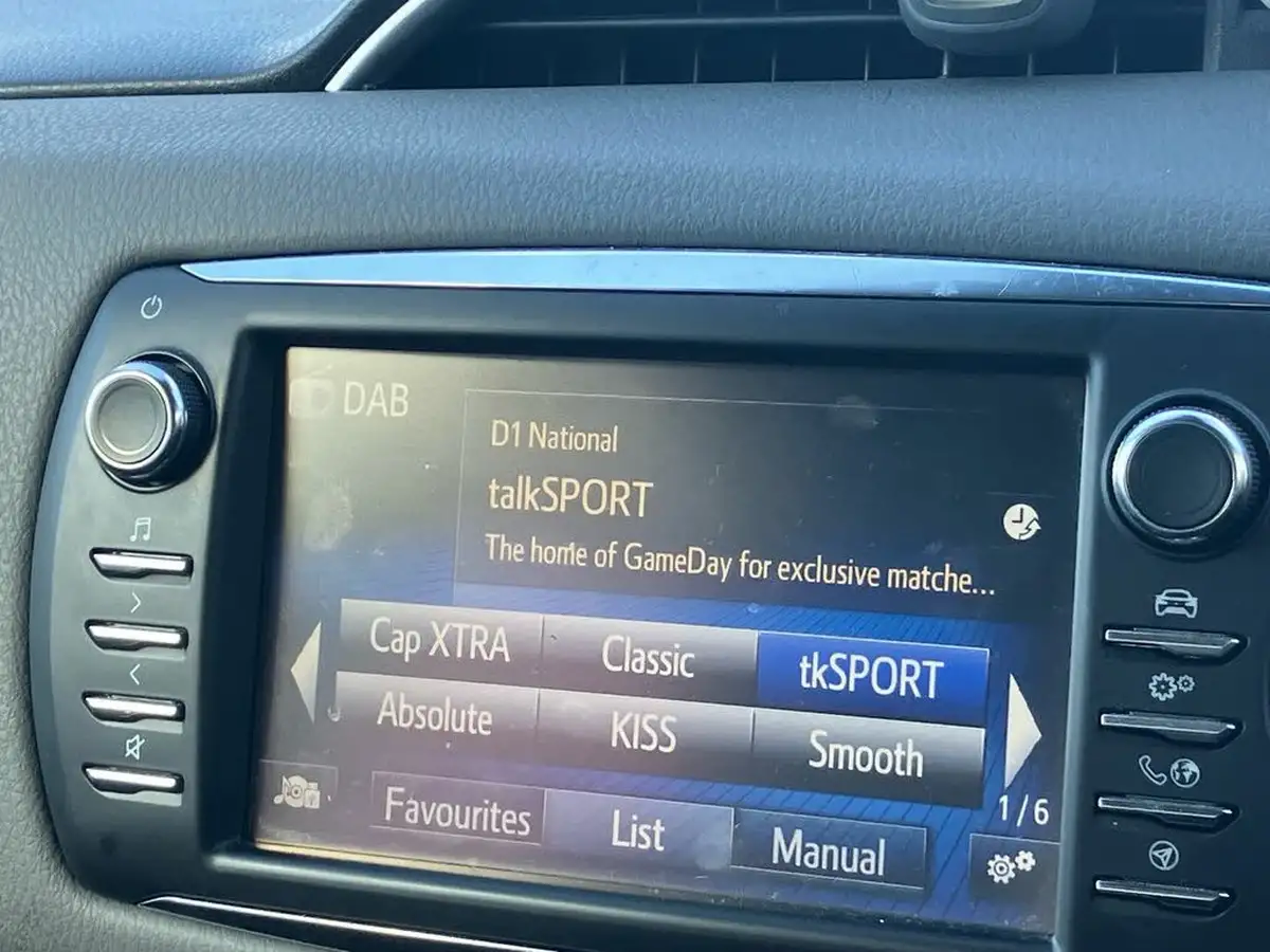 2018-toyota-yaris-15-vvt-i-icon-tech-hybrid-big-10
