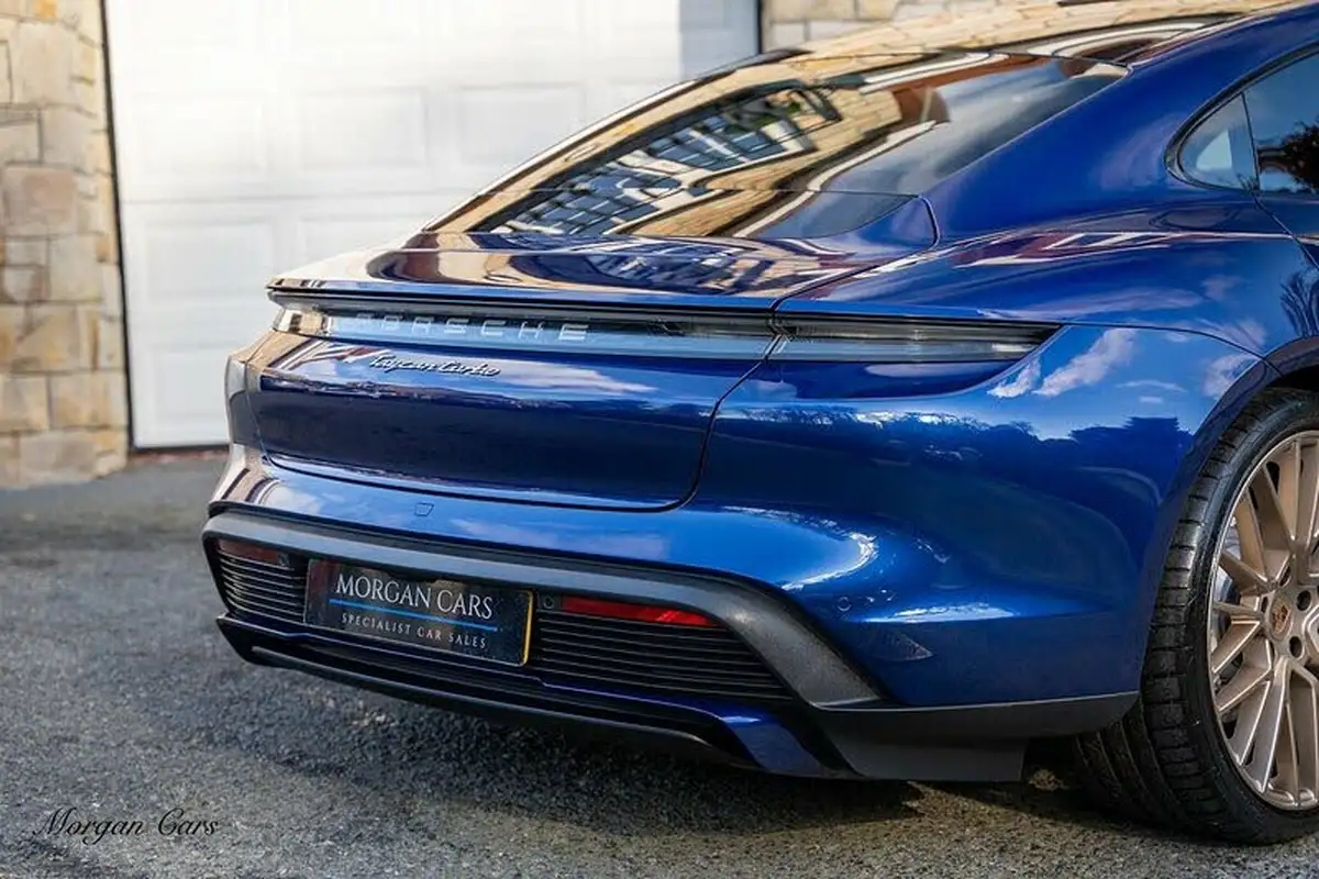 2021-porsche-taycan-e-turbo-big-11