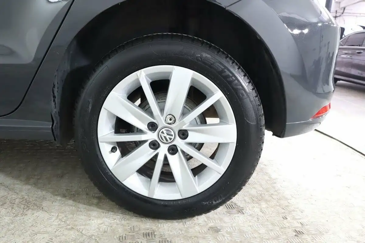 2015-volkswagen-polo-10-se-60ps-5d-big-13