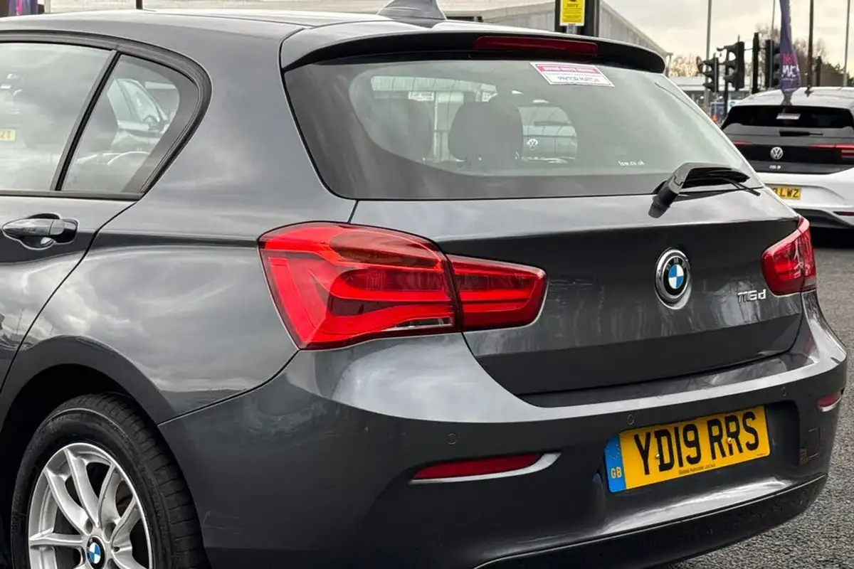 2019-bmw-1-series-15td-116d-se-business-ss-3d-big-7