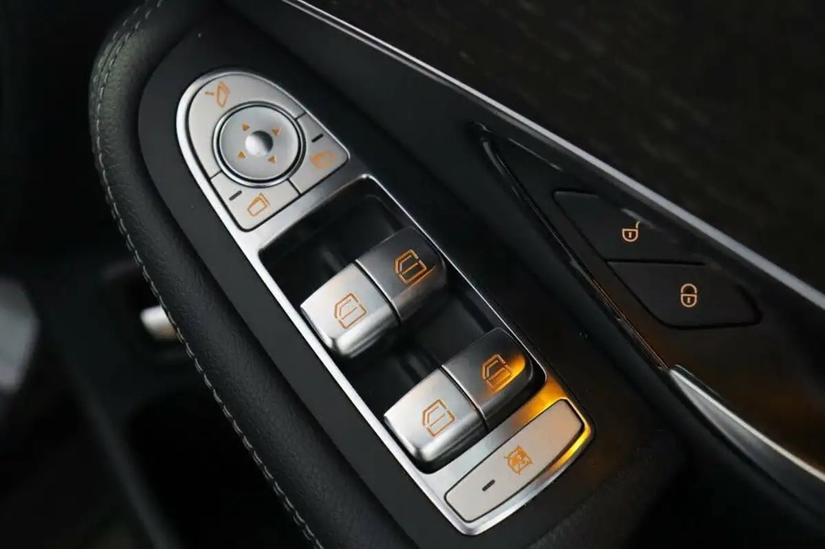2019-mercedes-benz-glc-class-20d-glc220d-amg-line-station-wagon-5d-4matic-plus-big-40