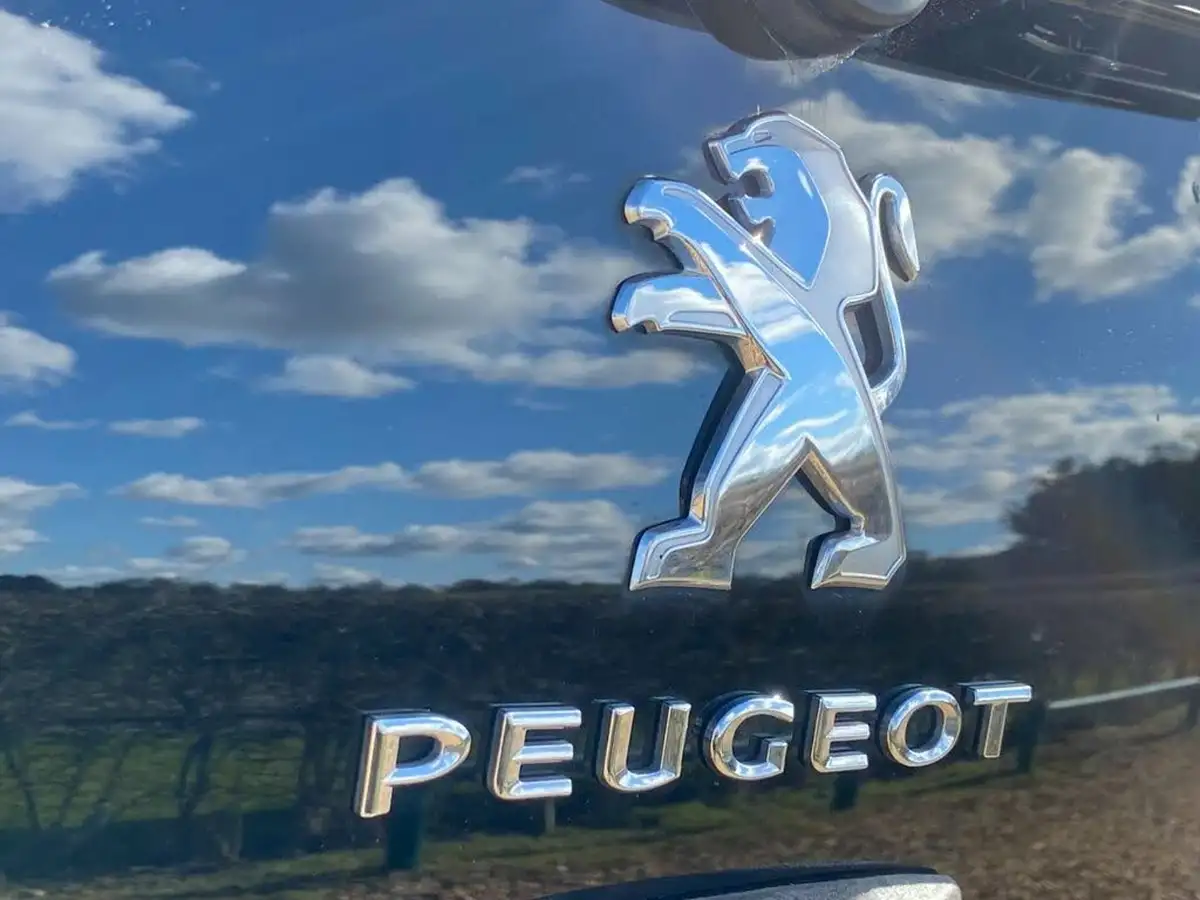 2022-peugeot-108-10-allure-big-18