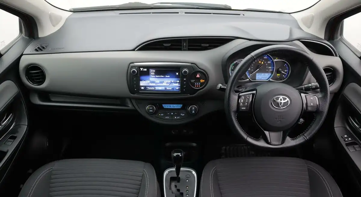2017-toyota-yaris-15-vvt-i-design-bi-tone-hybrid-big-13