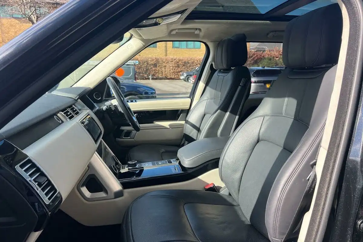 2021-land-rover-range-rover-30-d300-westminster-black-big-44