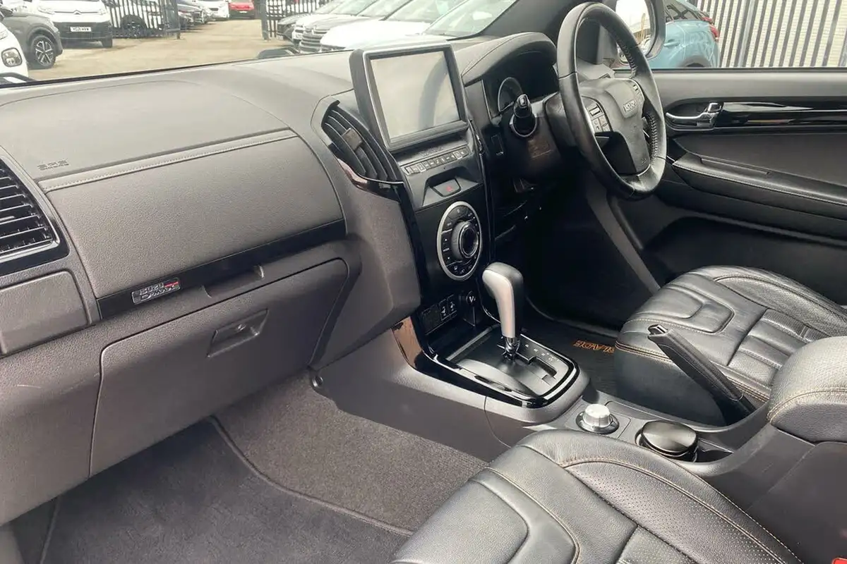 2019-isuzu-d-max-19td-blade-auto-big-6
