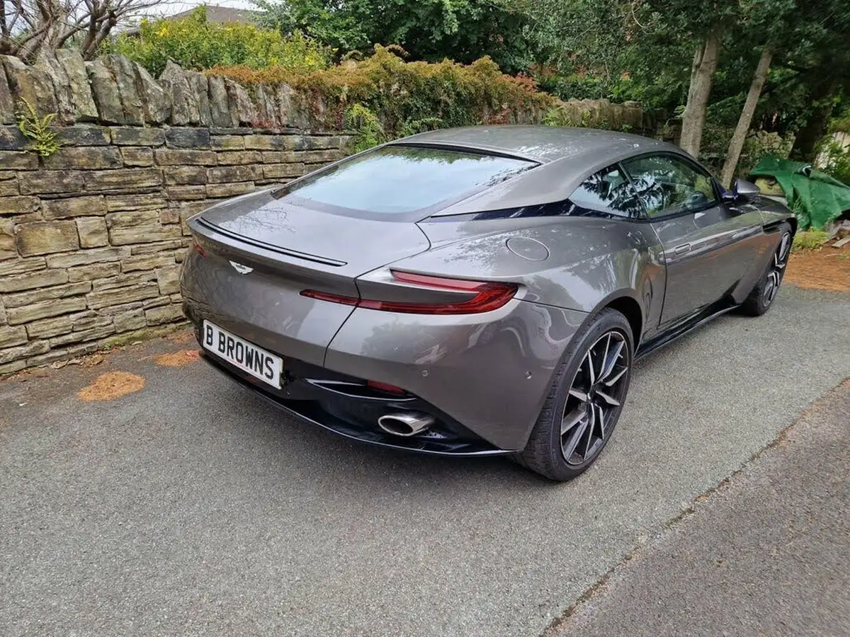 2017-aston-martin-db11-52-v12-launch-edition-big-7