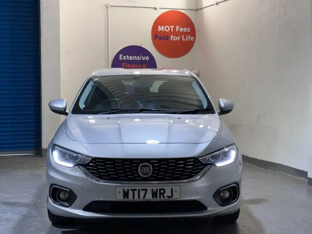 2017-fiat-tipo-14-lounge-hatchback-big-2