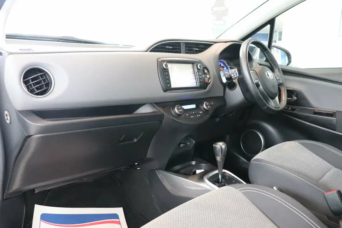 2015-toyota-yaris-15-vvt-i-sport-hybrid-big-3