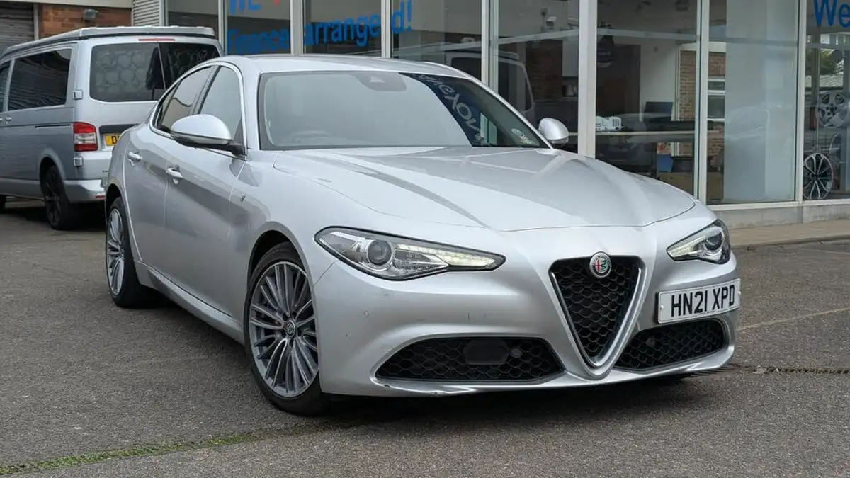 2021-alfa-romeo-giulia-20-lusso-ti-big-0