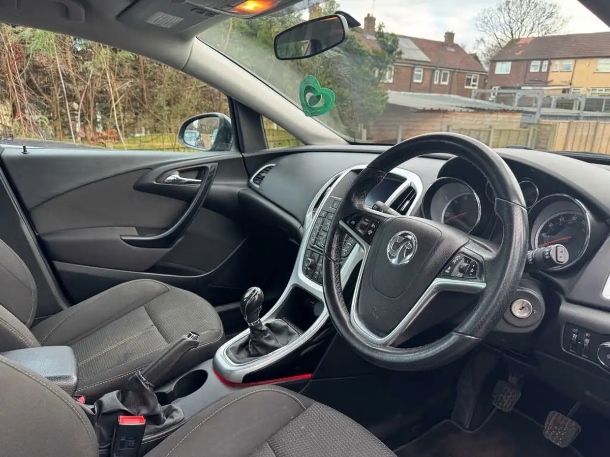2014-vauxhall-astra-20cdti-tech-line-gt-16v-ss-big-25