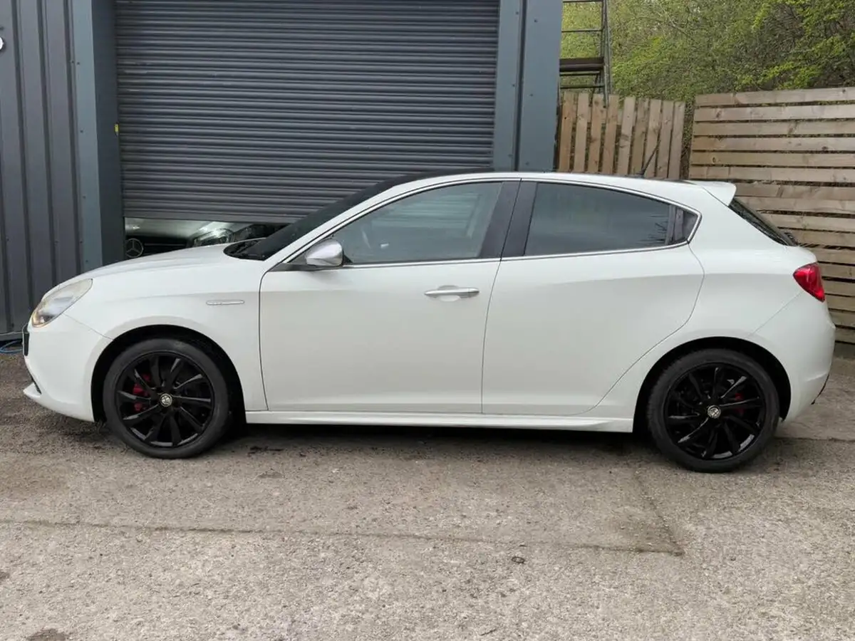 2010-alfa-romeo-giulietta-14-veloce-multiair-170bhp-big-3