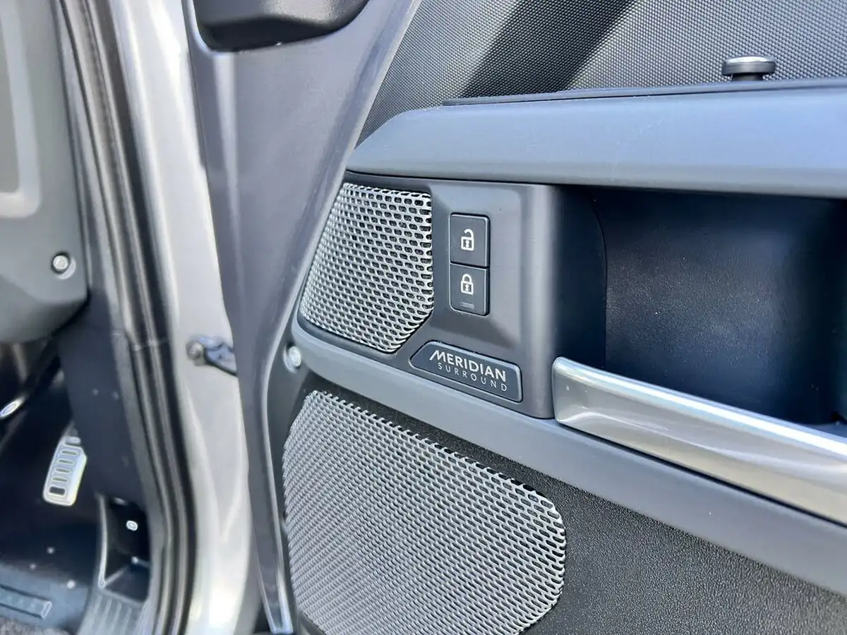 2021-land-rover-90-defender-30-d300-x-big-40