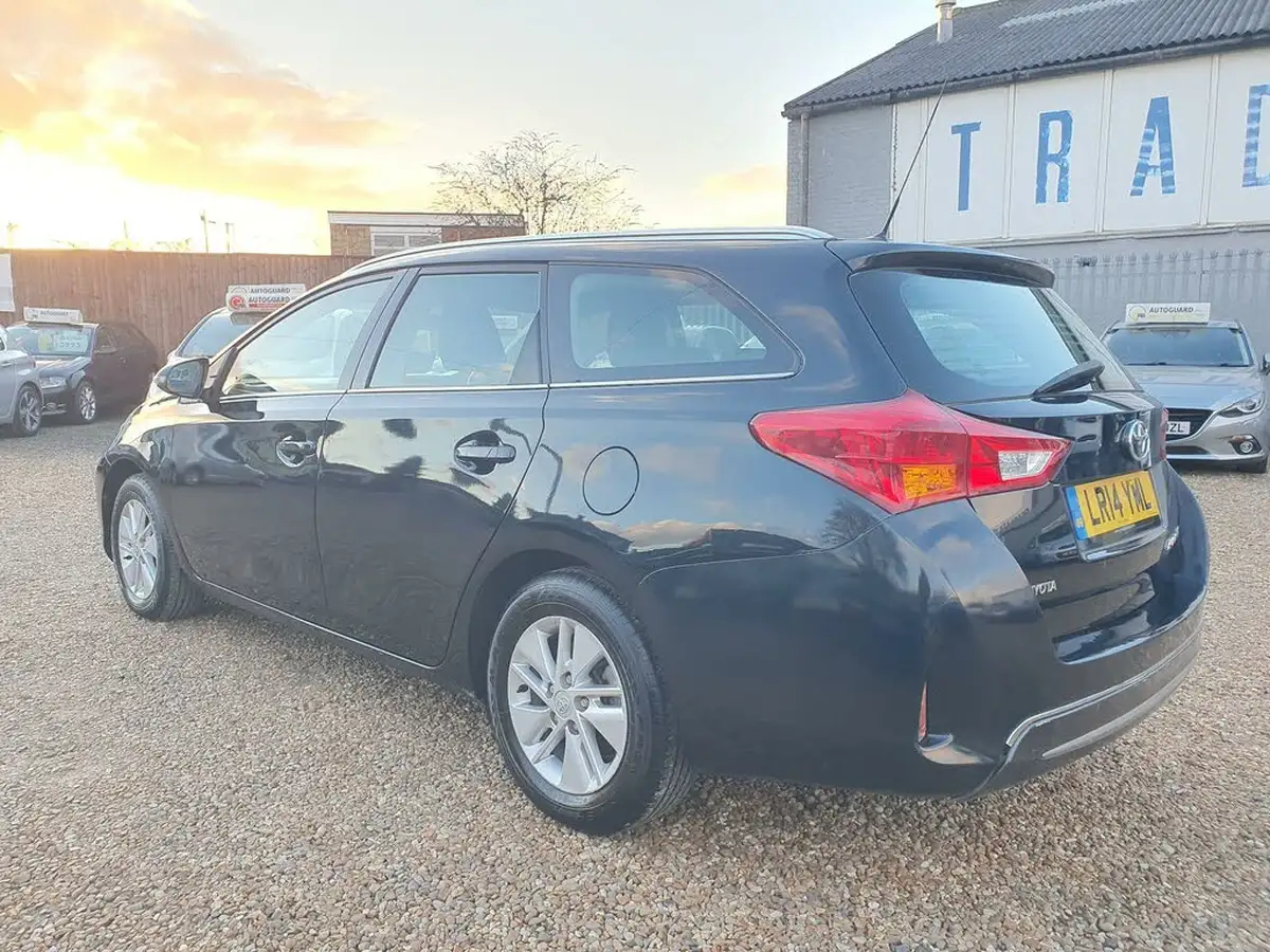 2014-toyota-auris-18-vvt-i-hsd-icon-estate-big-9