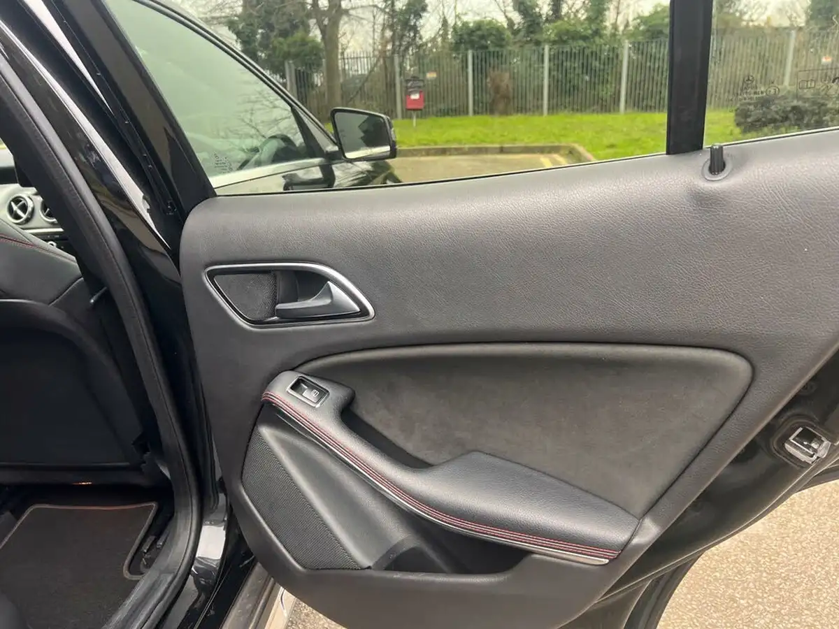 2018-mercedes-benz-gla-class-21d-gla-200d-amg-line-134bhp-ss-7g-dct-big-31