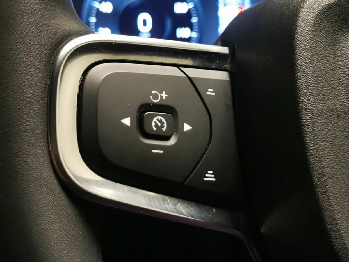 2022-volvo-xc40-15-t3-r-design-auto-big-13