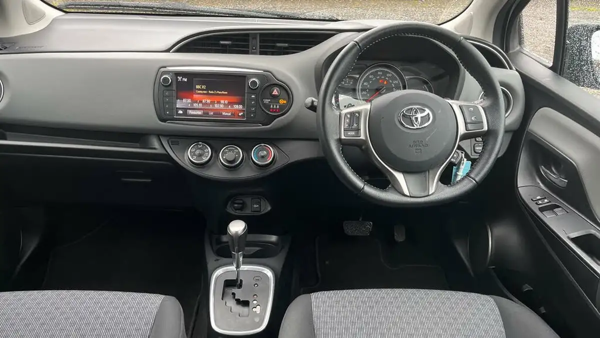 2016-toyota-yaris-133-icon-vvt-i-5d-cvt-big-4