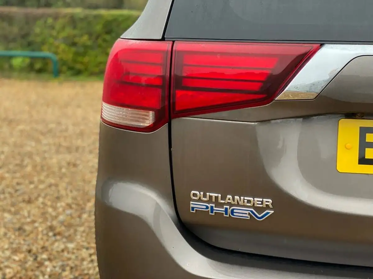 2019-mitsubishi-outlander-24-dynamic-phev-big-37